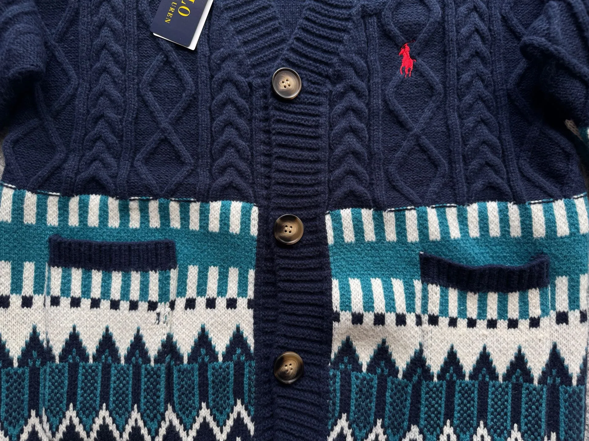 P220 Ralph Lauren old money style cable sweater. The end of the sweater must be twisted! Want to go for an American retro style but are afraid of using too much force? This cable cardigan can be called a "retro dressing cheat"~ ▫️Cable workmanship = the king of retro atmosphere: the three-dimensional cable pattern replicates the texture of American vintage clothes, not deliberately to look old, but with a "sensation of luxury accumulated over time". The moment you put it on, you have the "smell of a male protagonist in a campus movie", and the hair tie was praised as "clothes cheating" when taking photos~ ▫️It doesn't matter your body shape but also hides a lot of fat. It can also be worn by boys with broad shoulders and slightly fat, V The collar can also modify the neck line, making the person look more upright~ Wear it under a coat/down jacket in winter, revealing the cable ties and small red labels, and the sense of layering is directly stunning~ It is perfect with sneakers and leather shoes. American boys rush with their eyes closed, and directly reorganize their wardrobe~ Color: Navy Blue Apricot Size S Height 165-170CM Weight 110-125 M Height 170-175CM Weight 125-140 L Height 175-185CM Weight 140-155